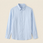 Camisa azul claro flatlay