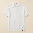 Polo blanco flatlay