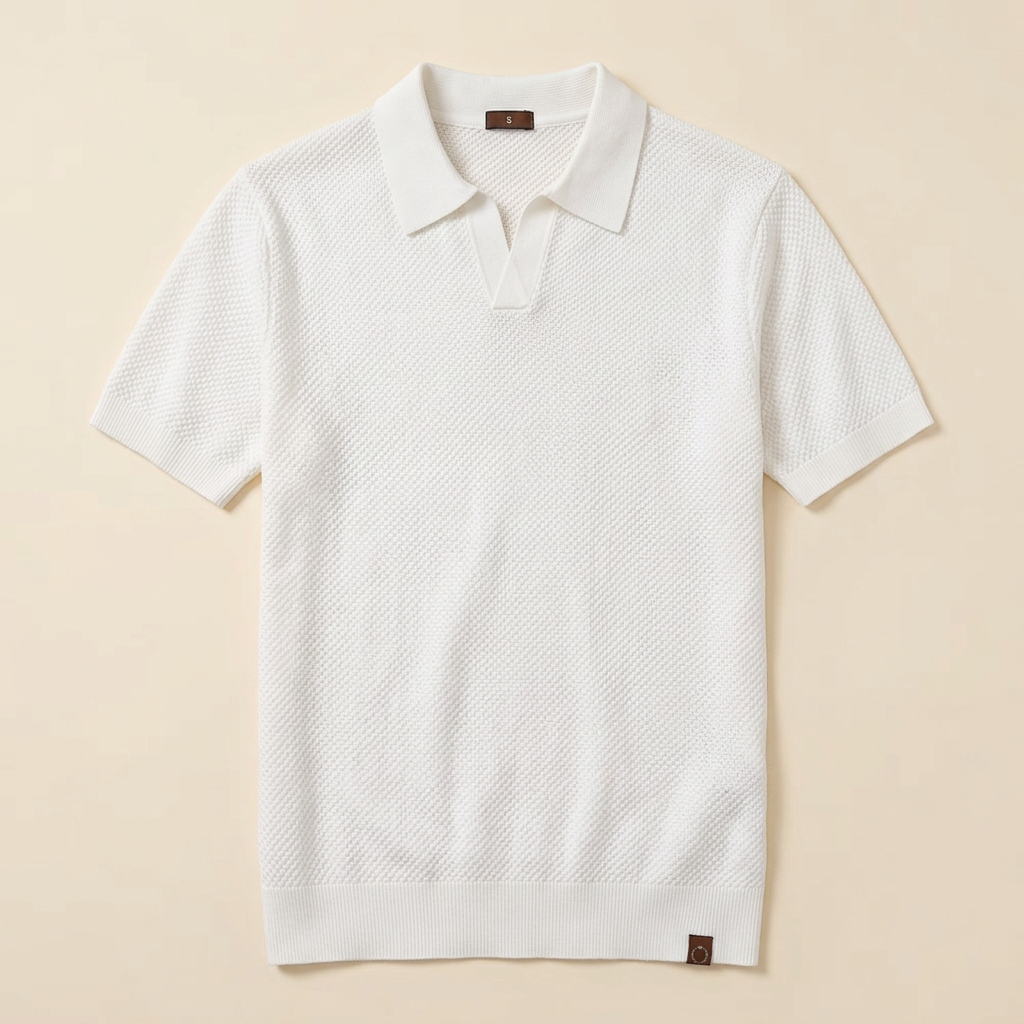 Polo blanco flatlay