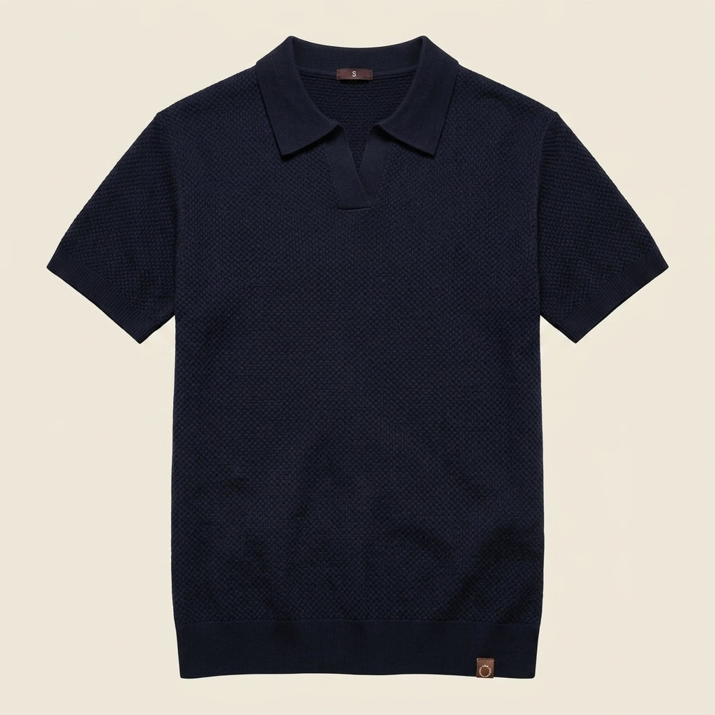 Polo azul marino flatlay