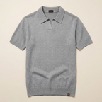 Polo gris claro flatlay
