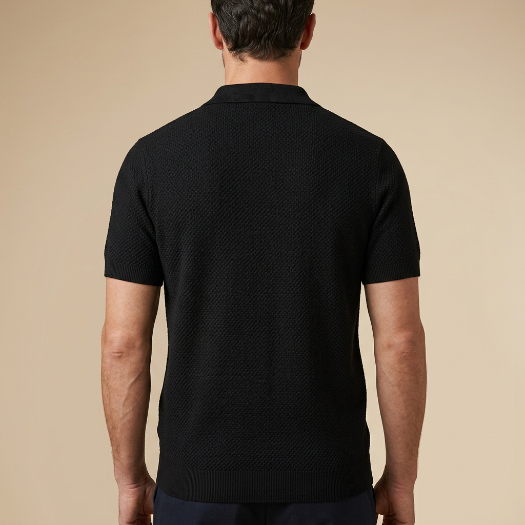Polo negro vista trasera