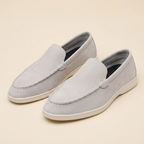 Mocasines gris claro flatlay