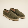 Espadrille verde militar flatlay